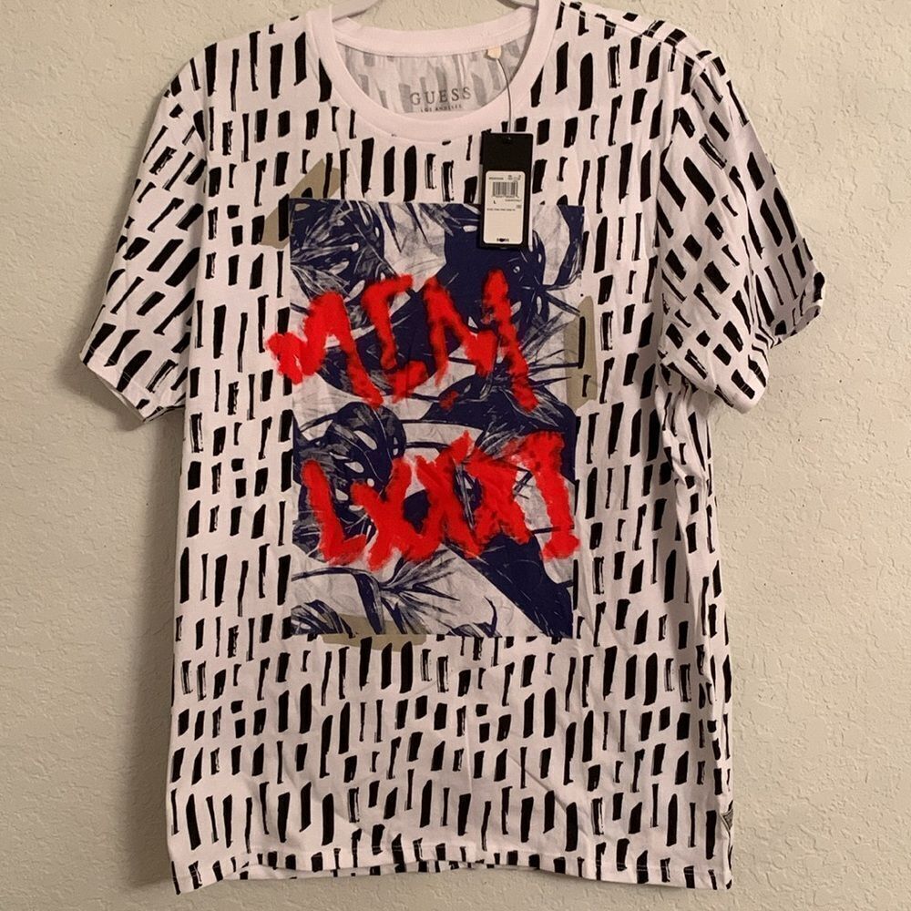 NWT Guess White and Red Short Sleeve Tee with Graphic Design Men’s Size L
